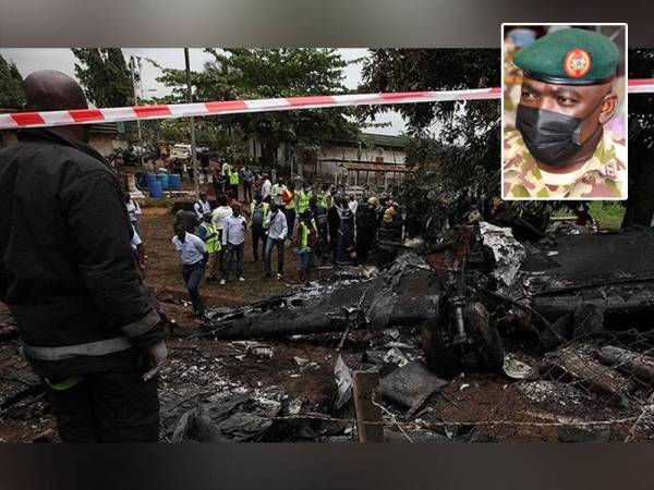 Seramai 11 pegawai tentera Nigeria, termasuk Panglima Tentera Darat, Ibrahim Attahiru, maut selepas pesawat dinaiki terhempas di Kaduna di barat laut negara itu pada petang Jumaat. Foto Agensi Anadolu
Gambar kecil: Ibrahim Attahiru. Foto AFP