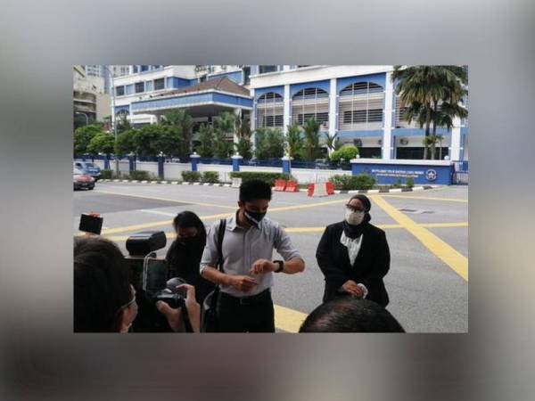 Syed Saddiq meninggalkan IPD Dang Wangi selepas hampir tiga jam memberi keterangan kepada pihak polis. - Foto Twitter amirxabdhadi