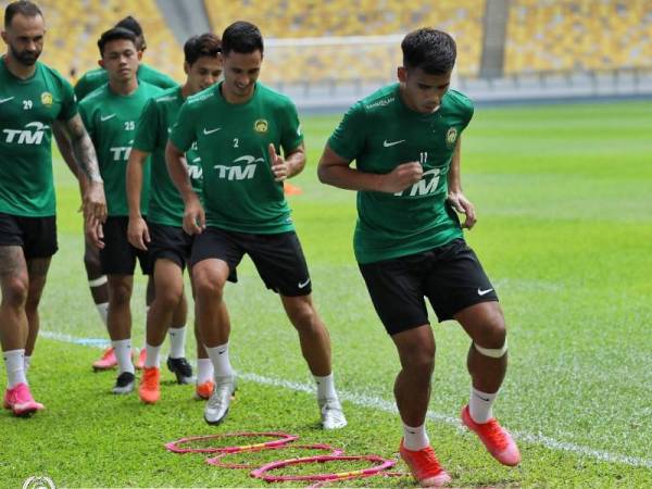 Safawi (depan) giat menjalani latihan sebagai persiapan menghadapi Kelayakan Piala Dunia 2022/ Piala Asia 2023 di UAE. - Foto FB FAM