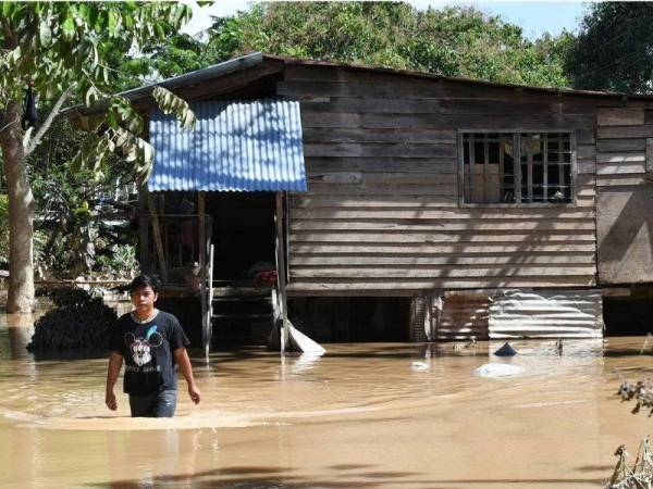 Sebuah rumah yang turut terjejas dengan banjir di Kampung Lama Tenom. - Foto Bernama