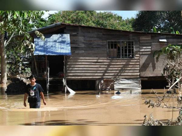 Sebuah rumah yang turut terjejas dengan banjir di Kampung Lama Tenom ketika tinjauan hari ini. Foto Bernama