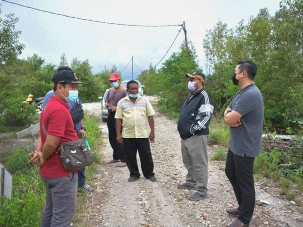 Mujahid melakukan tinjauan bersama nelayan-nelayan di Sungai Betul Bawah di Perak pada Jumaat. - Foto Facebook Mujahid