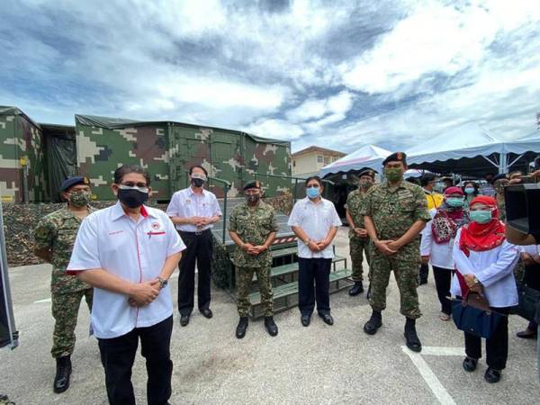 Mohd Zakaria (empat dari kiri) dan Dr Noor Hisham (tiga dari kiri) bersama pegawai ATM serta KKM ketika meninjau Field ICU HKB di Kepala Batas pada Ahad.