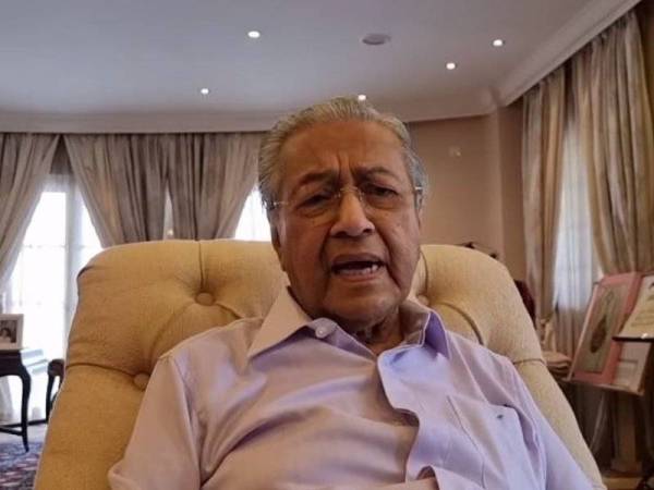 Video yang dikongsikan menerusi Facebook Dr Mahathir pada Sabtu.