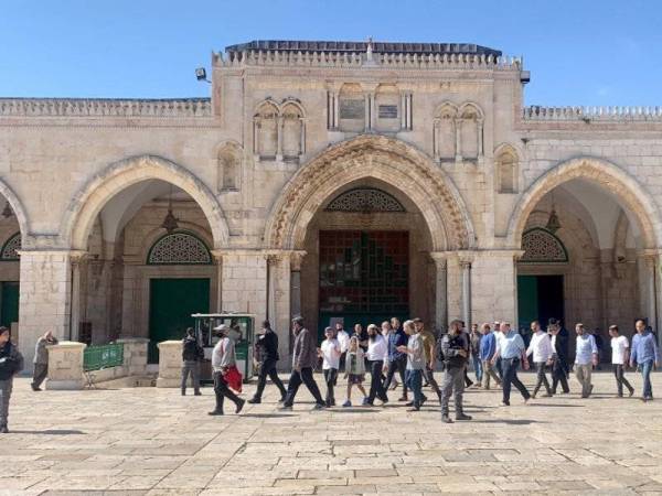 Kira-kira 50 pelampau Yahudi menceroboh pekarangan al-Aqsa selepas Haram al-Sharif dibuka untuk penganut Yahudi pada Ahad. - Foto: Agensi