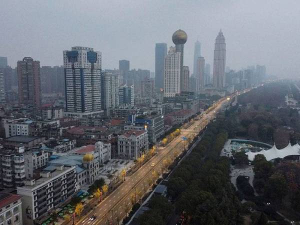 Gambar fail bertarikh 27 Januari 2020 menunjukkan Wuhan lengang selepas perintah 'lockdown' dilaksanakan di bandar raya itu. - Foto AFP