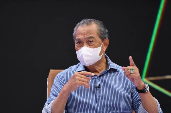 Muhyiddin bercakap pada Program Bicara Khas Cabaran Pandemik Covid-19 yang disiarkan dari Angkasapuri malam ini. -Foto Bernama