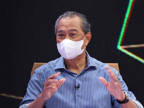 Muhyiddin bercakap pada Program Bicara Khas Cabaran Pandemik Covid-19 yang disiarkan dari Angkasapuri malam ini. -Foto Bernama