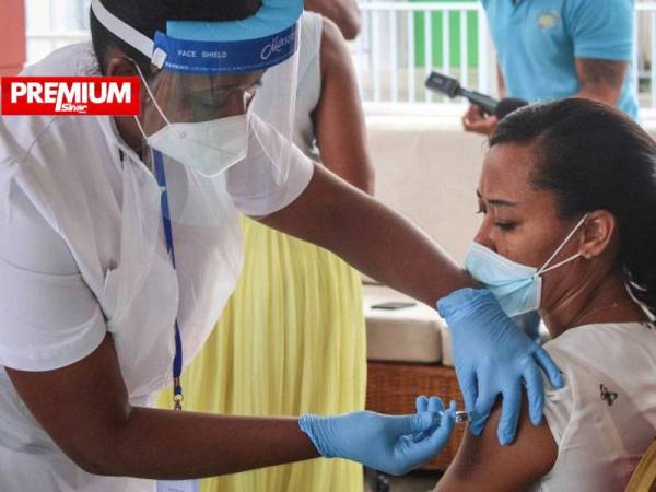 Gambar fail menunjukkan seorang wanita menerima suntikan vaksin Covid-19 di sebuah hospital di Victoria, Seychelles. - Foto AFP