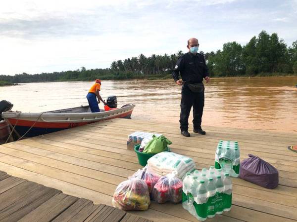 Bekalan makanan dan air minuman yang dikirimkan oleh anak penduduk di Teluk Renjuna, Mohd Zain Sulaiman,67, yang ditinggalkan di Jeti Kok Majid, Tumpat, sebelum pihak berkuasa membantu menyampaikan barangan itu selain bekalan yang diagihkan oleh pihak Jabatan Kebajikan Masyarakat (JKM) kepada penduduk setiap tiga hari.