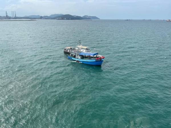 Bot menggunakan nombor pendaftaran tempatan disyaki palsu yang digunakan oleh nelayan asing. - Foto Maritim Kemaman