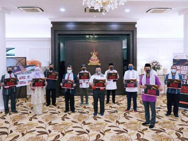 Amirudin (enam dari kanan) bergambar bersama wakil penyumbang tabung berkenaan di Kediaman Rasmi Menteri Besar Selangor pada Isnin. -Foto: Ihsan Pejabat Menteri Besar Selangor.