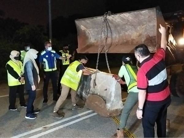 Mohamad Noor bersama Tengku Nor Asmaliza meninjau kerja-kerja penutupan laluan Jalan Jerangau - Jabor di sempadan daerah Kuantan yang dilakukan Jabatan Kerja Raya Negeri Pahang pada tengah malam Ahad.