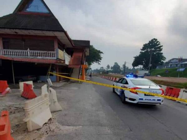 Polis menjalankan siasatan di lokasi kejadian iaitu di sebuah pusat khidmat masyarakat di Hulu Selangor pada Isnin.