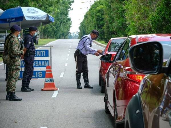 KDN mengarahkan semua agensinya meningkatkan dan memperketatkan operasi penguatkuasaan pematuhan SOP PKP. - Foto Bernama