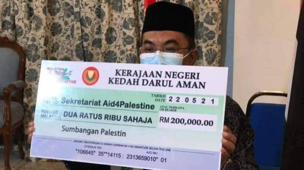 Muhammad Sanusi menyerahkan sumbangan RM200,000 daripada kerajaan negeri kepada Tabung Aid4Palestine.