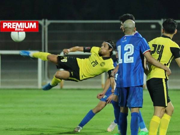 Penyerang Harimau Malaya, Syafiq Ahmad melakukan percubaan ke arah gawang Kuwait di Stadium 7he Sevens, Dubai pada Ahad. -Foto: FB FAM