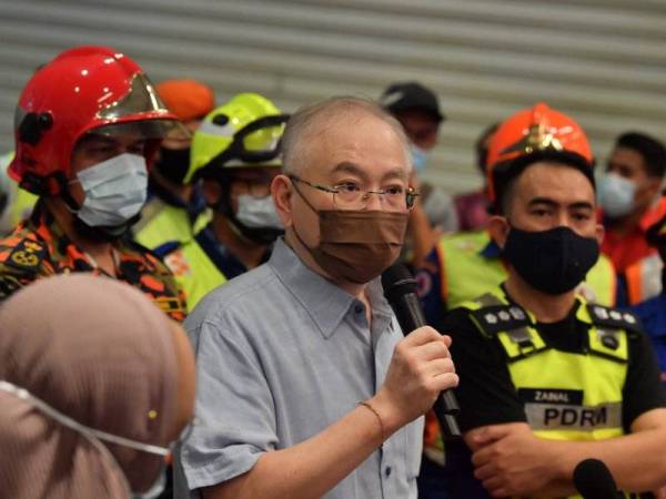 Wee Ka Siong bercakap pada sidang media mengenai tren LRT yang bertembung dalam kemalangan berhampiran stesen KLCC. -Foto Bernama