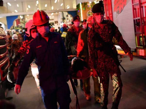 Antara penumpang yang mengalami kecederaan apabila dua tren Transit Aliran Ringan (LRT) terlibat dalam kemalangan berhampiran stesen KLCC dibawa keluar untuk dihantar ke hospital malam tadi. - Foto: Bernama
