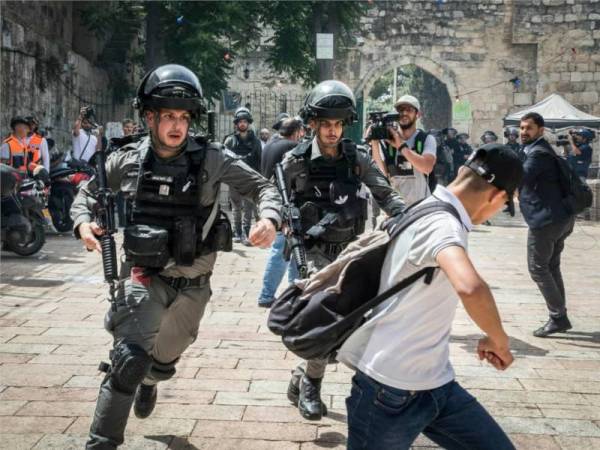 Gambar fail menunjukkan dua anggota polis rejim Zionis mengejar seorang penunjuk perasaan Palestin di pekarangan Masjid al-Aqsa semasa Israel menyambut hari menjajah Baitulmaqdis pada 10 Mei lalu. - Foto Getty Images