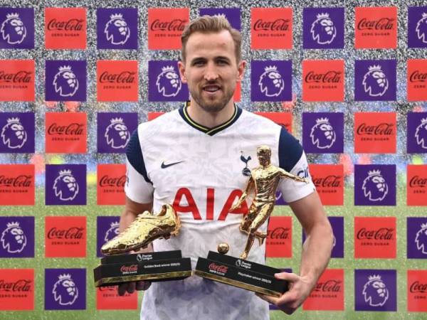 Kane bersama trofi Kasut Emas dan Perancang EPL musim ini.