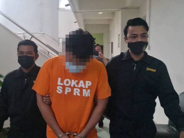 Seorang juruteknik direman tujuh hari untuk siasatan disyaki cuba memberi rasuah wang tunai berjumlah lebih RM100,000 kepada seorang pegawai polis bagi menyelesaikan kes dadah.