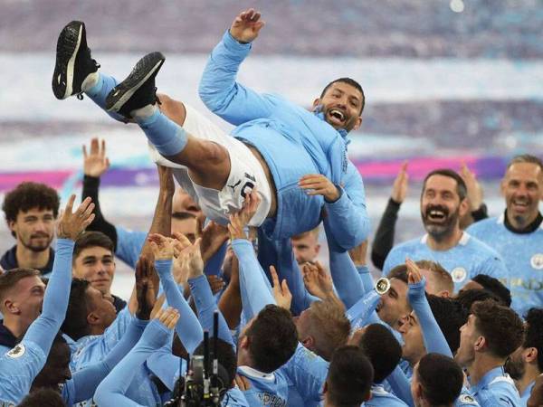 Aguero dijulang rakan-rakan sepasukannya di Stadium Etihad pada Ahad.