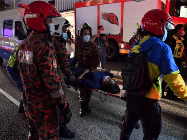 Antara penumpang yang mengalami kecederaan apabila dua tren Transit Aliran Ringan (LRT) terlibat dalam kemalangan berhampiran stesen KLCC dibawa keluar untuk dihantar ke hospital. - Foto Bernama