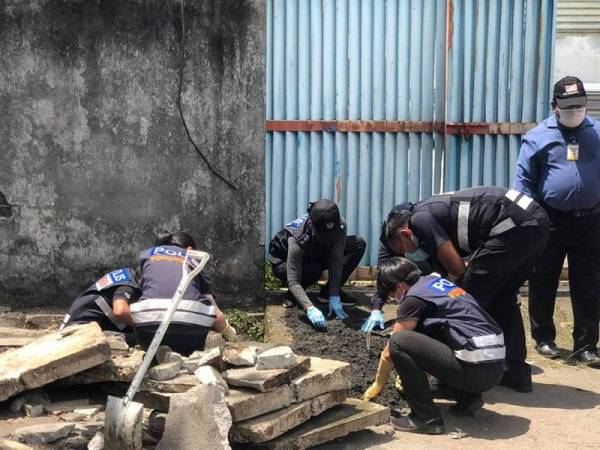 Jabatan Forensik dan Unit K9 Ibupejabat Polis (IPK) Pulau Pinang sedang menjalankan siasatan di lokasi kejadian.
(Ihsan gambar dari FB Mamu Jarum)