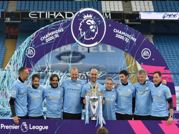 Guardiola (tengah) bersama barisan kejurulatihan meraikan kejayaan Manchester City menjulang kejuaraan EPL di Stadium Etihad pada Ahad.