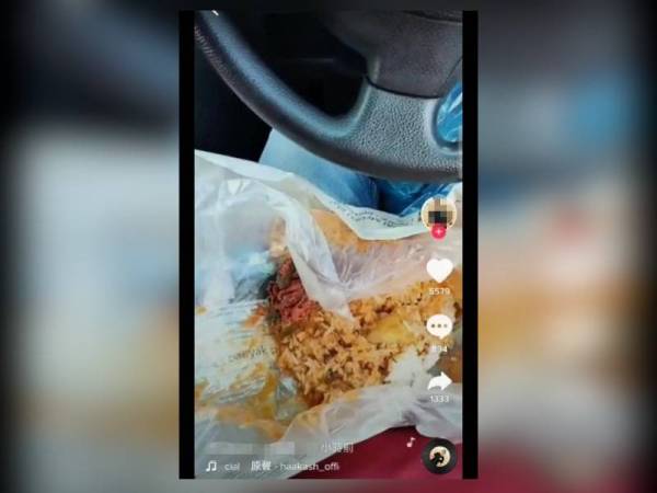 Seorang lelaki merakam video seolah bengang akan isu tindakan makan di dalam kenderaan. - Foto ihsan pembaca