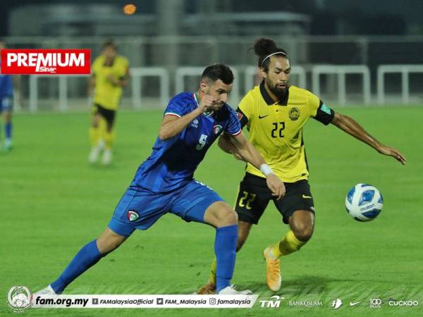 Tonggak pertahanan Harimau Malaya, Corbin Ong (kanan) mengekang gerakan pemain Kuwait dalam aksi persahabatan di Stadium The Sevens, Dubai pada Ahad.