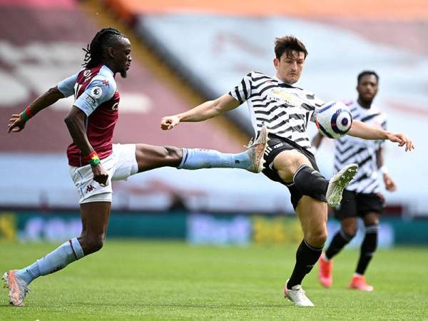 Maguire (kanan) diasak pemain tengah Aston Villa, Bertrand Traore semasa aksi liga di Villa Park, Birmingham pada 9 Mei lalu.