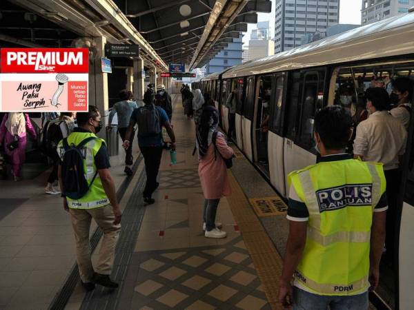 Pengguna tren Sistem Transit Aliran Ringan (LRT) menunggu giliran untuk menaiki tren untuk ke destinasi masing-masing ketika tinjauan di Stesen LRT Pasar Seni pada Selasa. Foto Bernama