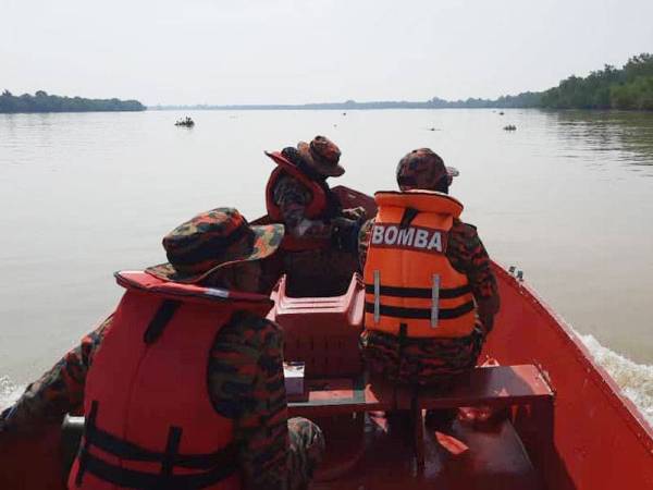 Pasukan bomba dari Balai Bomba dan Penyelamat Hutan Melintang sedang mengesan mangsa yang dikhuatiri lemas di Bagan Datuk. Foto: Ihsan Bomba Perak.