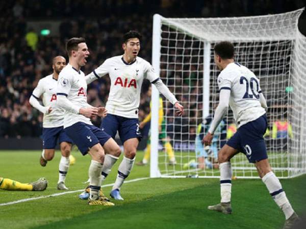 Sebahagian pemain Spurs meraikan jaringan. Foto : gettyimages