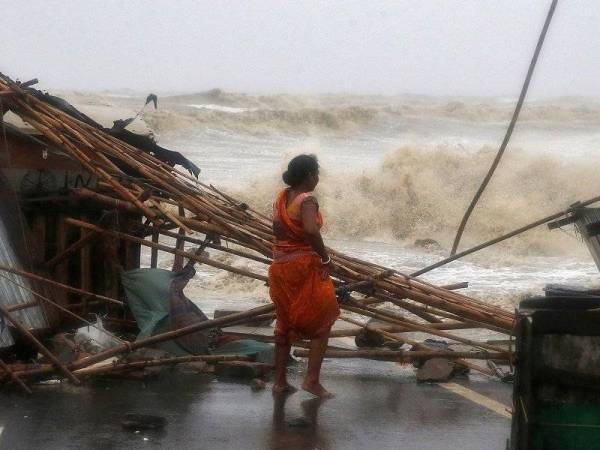 Lebih setengah juta penduduk di Odisha dan lebih 1.15 juta orang di sepanjang pantai Benggala Barat telah dipindahkan.