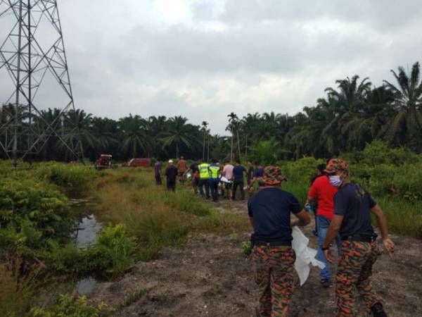 Operasi melibatkan bomba, polis dan penduduk kampung berjaya menemui mangsa yang hilang lebih 24 jam lalu. Foto: ihsan bomba Perak