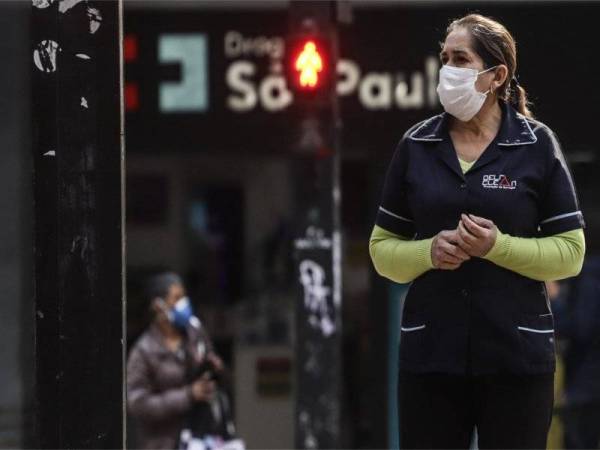 Seorang wanita dilihat memakai pelitup muka ketika berada di salah satu jalan di Sao Paulo, Brazil. - Foto Xinhua
