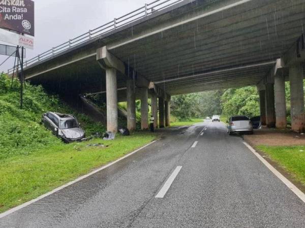 Kenderaan yang dinaiki tiga sekeluarga terbabas lalu jatuh jambatan menyebabkan seorang wanita maut di Tapah. - Foto ihsan PDRM