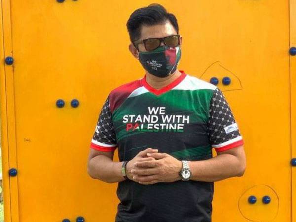 Mirnawan memakai baju edisi khas 'We stand with Palestine', inisiatif MN13 dalam meringkan beban rakyat Palestin yang ditindas tentera Zionis.