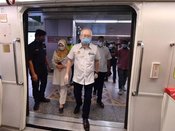 Ka Siong ketika membuat lawatan ke Pusat Krisis di Stesen Perkhidmatan LRT KLCC yang telah beroperasi hari ini. - Foto Bernama