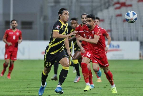 Syafiq diasak pemain Bahrain pada aksi persahabatan di Stadium Nasional Bahrain awal pagi tadi.
FOTO: FB FAM