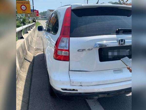 Kereta Honda CRV yang terbabit dalam kemalangan dengan kenderaan lain dilarikan suspek di Jambatan Kuala Selangor menghala ke Klang di sini pada Sabtu.