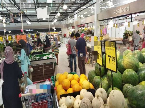 Suasana dalam sebuah pasar raya di Indera Mahkota tenang dan tidak berlaku kesesakan.