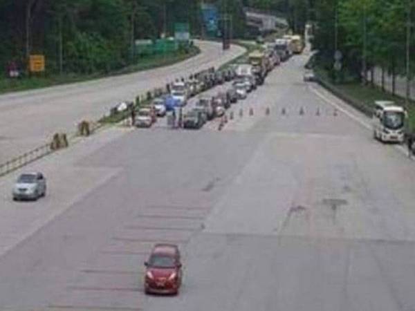 Gambar yang tular menunjukkan kesesakan di Plaza Tol Gombak keluar dari ibu negara dalam tempoh kurang 24 jam selepas pengumuman pelaksanaan PKP penuh di seluruh negara pada Jumaat.