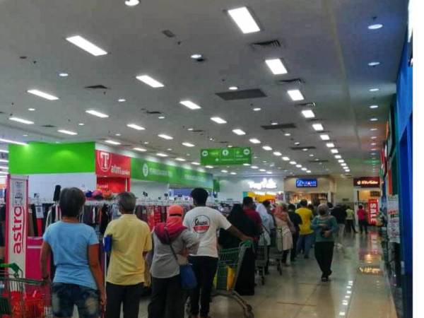 Orang awam beratur panjang bagi memasuki pasar raya di Setapak pada Sabtu.