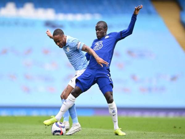 Raheem Sterling (kiri) bersaingan dengan pemain Chelsea, N'Golo Kante semasa aksi Liga Perdana Inggeris di Stadium Etihad pada 8 Mei lalu.