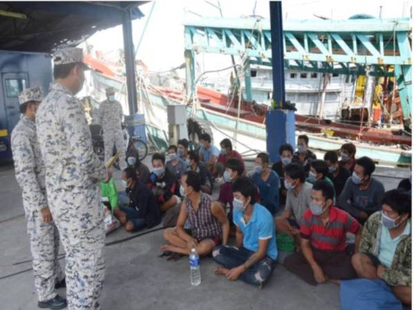 Seramai 24 nelayan nelayan asing ditahan di perairan Terengganu pada Khamis. Foto: Ihsan Maritim Kemaman