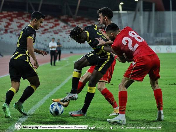 Antara aksi pertemuan Harimau Malaya menentang Bahrain dalam aksi persahabatan berstatus A di Stadium Nasional Bahrain pada awal pagi Sabtu. - Foto Football Association of Malaysia